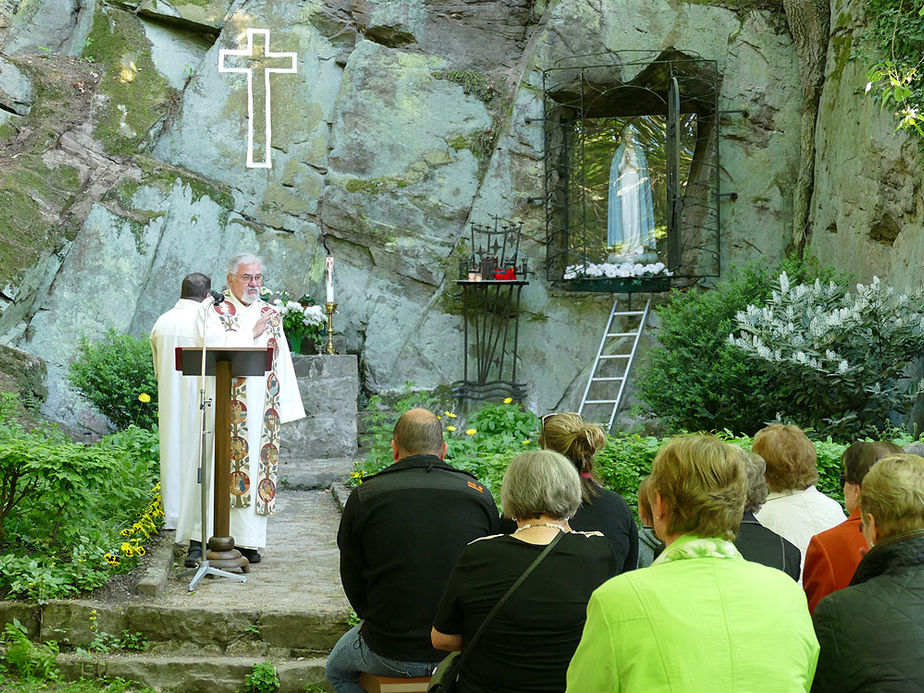 Maiandacht mit Krönung der Fatima-Madonna (Foto: Karl-Franz Thiede)